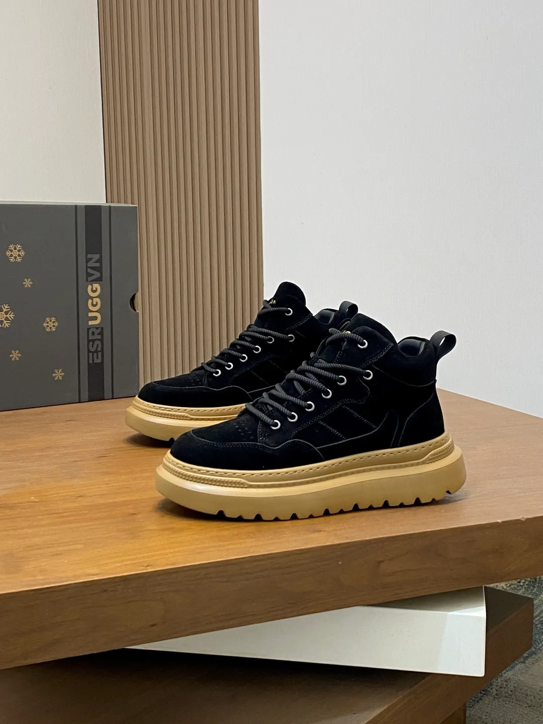 Men's shoes 💰740 UGG lace-up thick-soled sports shoes for men. Full of fashion, casual and versatile. The frosted upper is high-end without looking old-fashioned. The upper is waterproof and oil-proof, fashionable and easy to take care of. The lining is made of sheepskin. It is comfortable and warm. The upper foot is not bloated at all. Super fashionable Size: 39-44